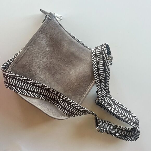 CLUCI Crossbody Bag Trendy Gray Silver Shoulder Bag Vegan Leather Purse Gluci - Picture 4 of 8